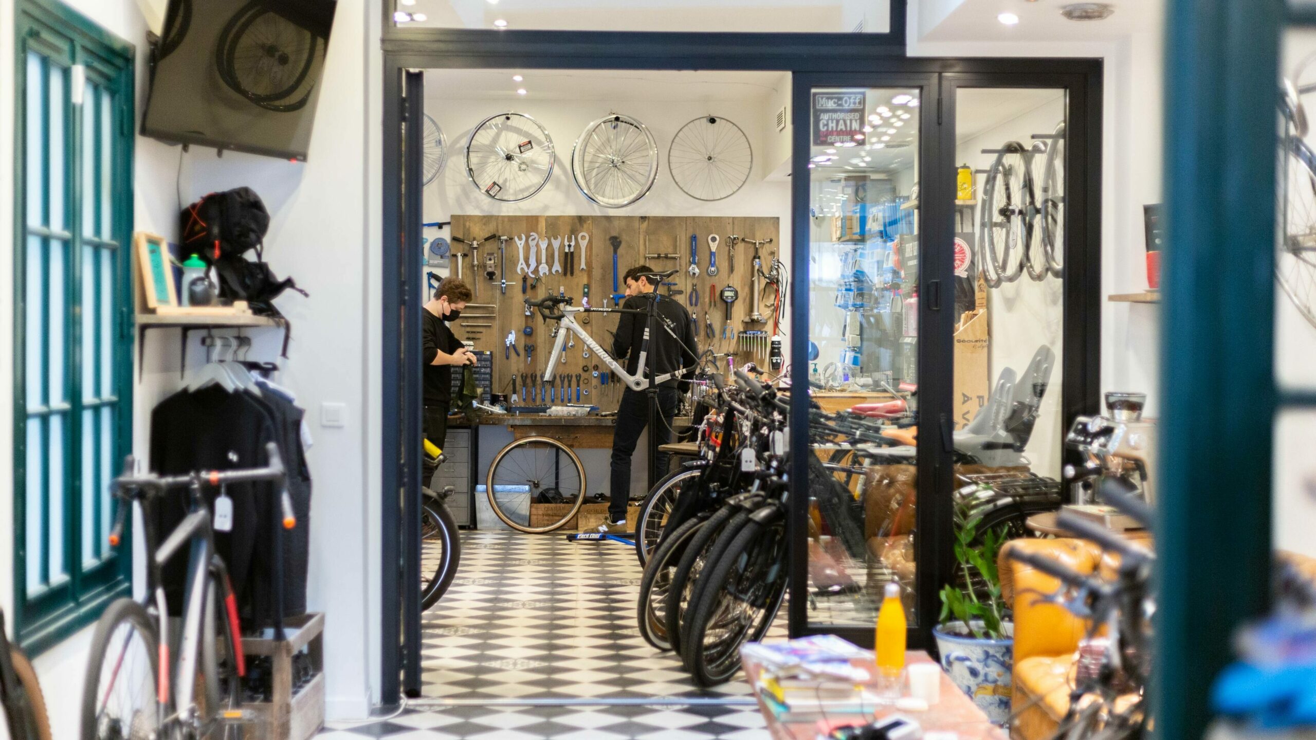 Photo d'un atelier de réparation de vélo