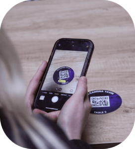 Photo d'un encaissement en QR code avec un smartphone